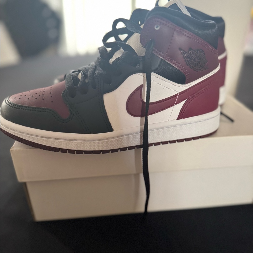 Women’s Jordan 1 (mid)